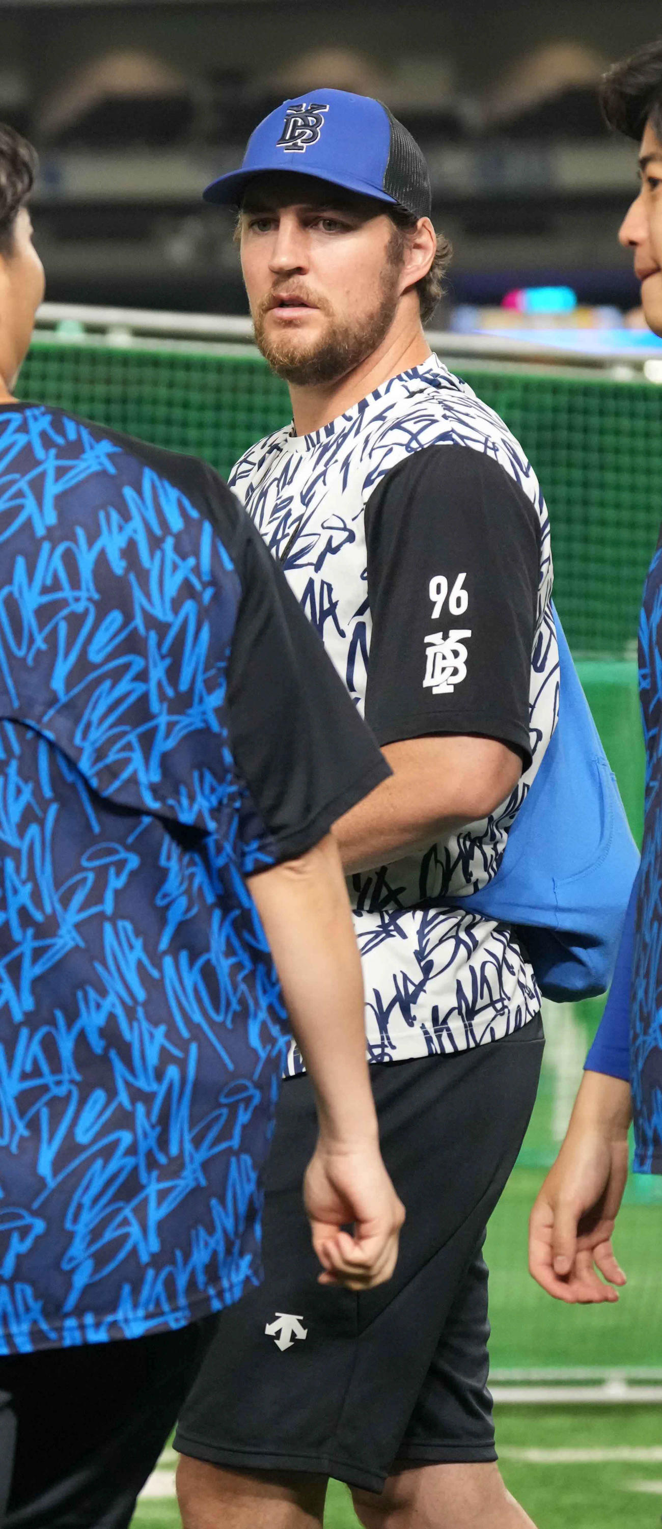 巨人対DeNA　試合前の練習に臨むDeNAバウアー（撮影・小沢裕）