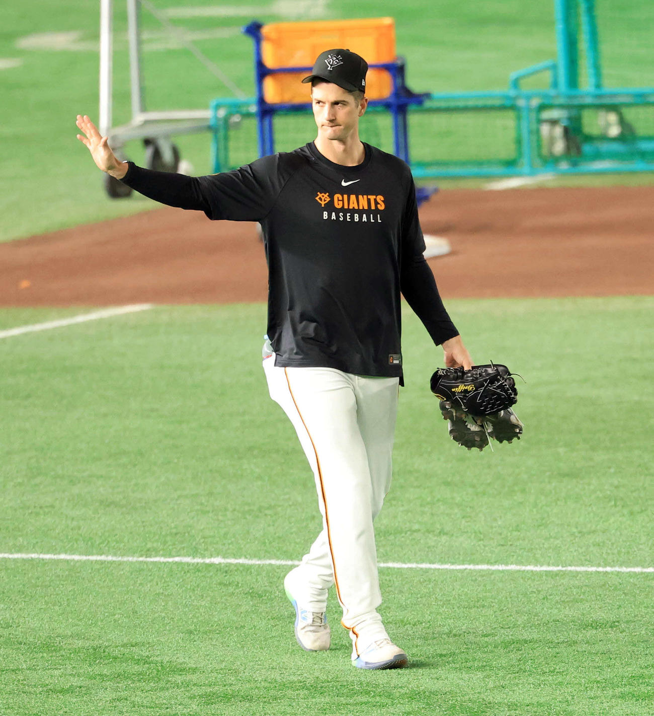 巨人対DeNA　練習中、笑顔で声をかける巨人グリフィン（撮影・浅見桂子）