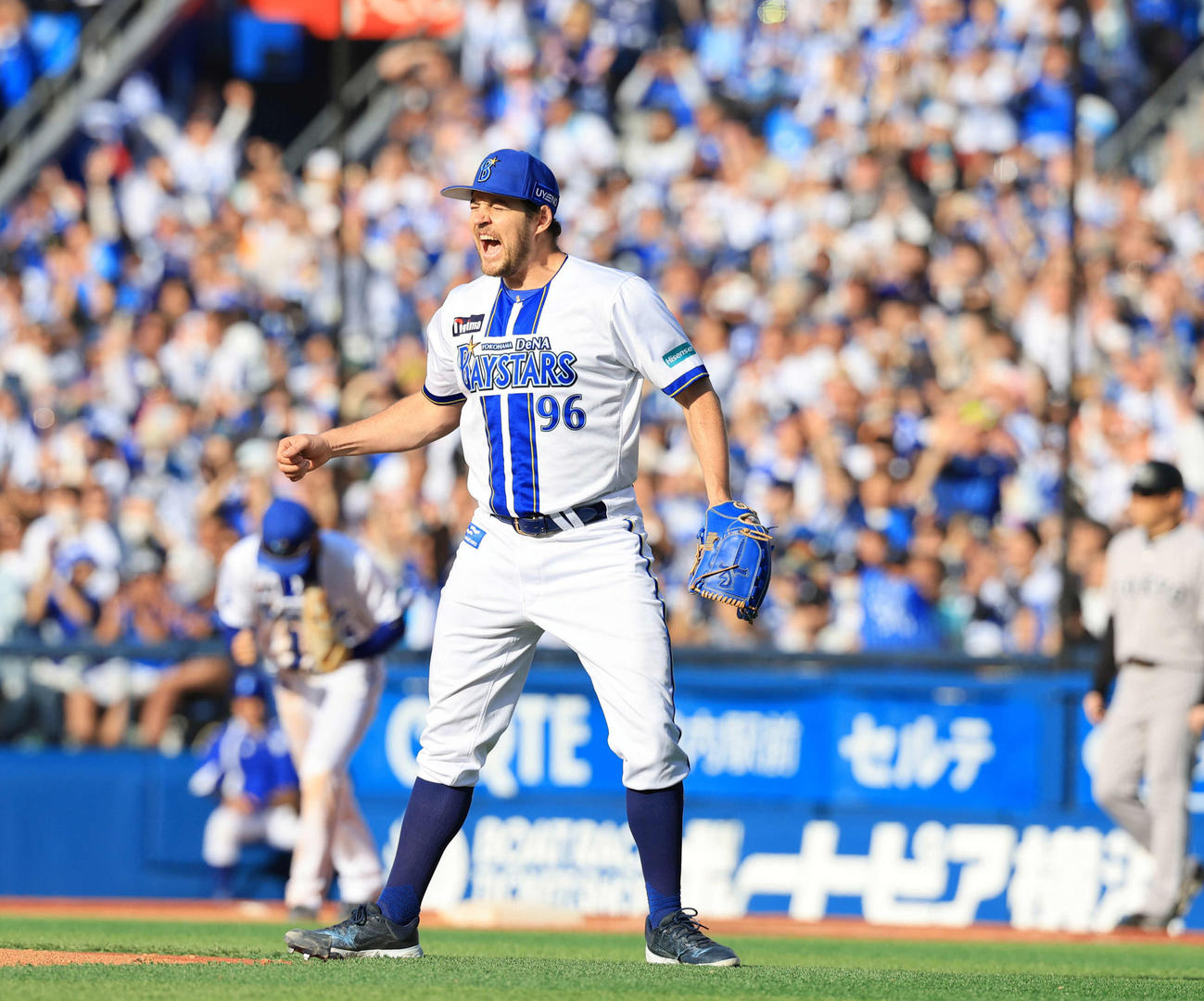 5月3日巨人戦で完封勝利のバウアーはマウンドで雄たけびを上げる