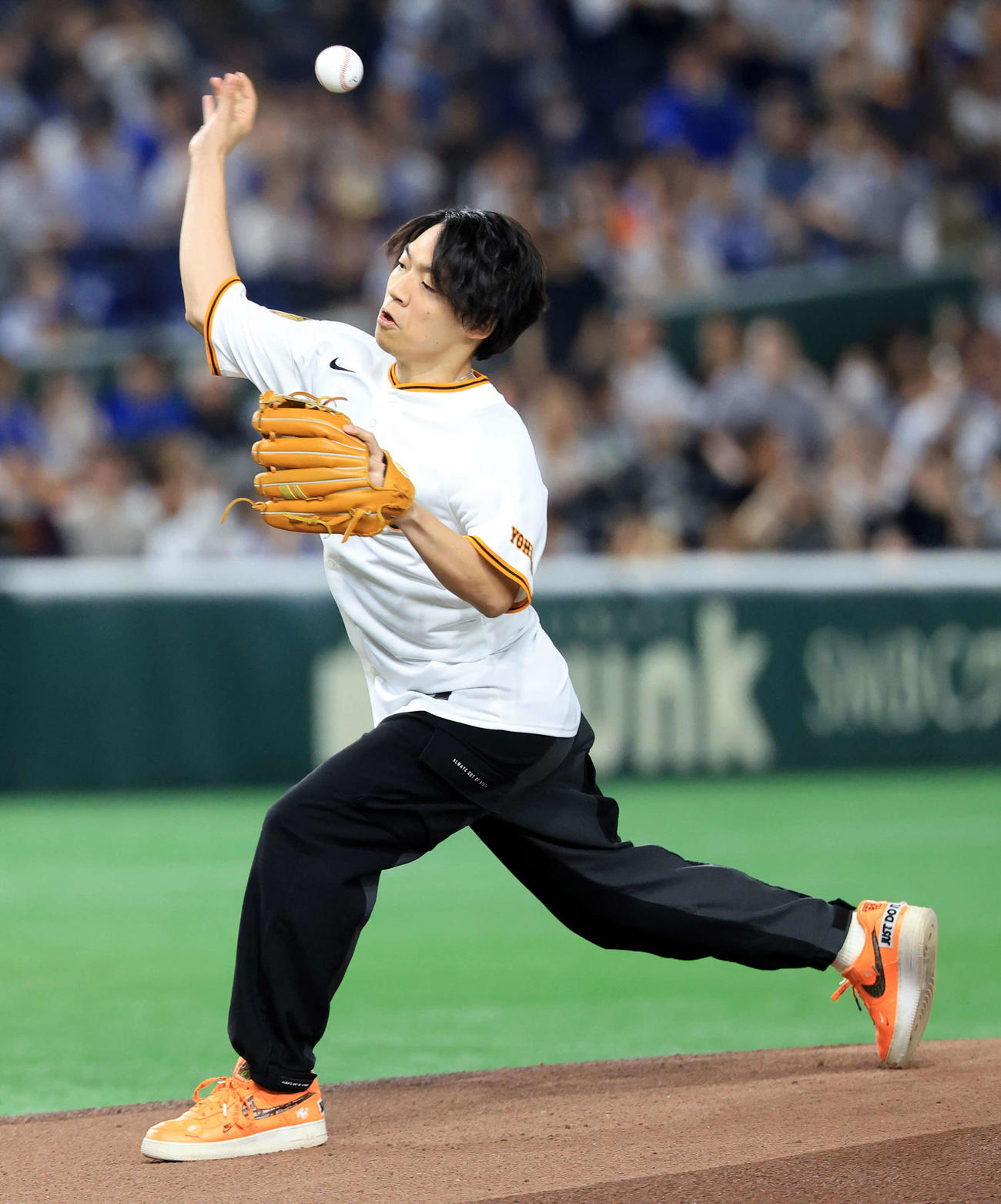 巨人対DeNA　ファーストピッチを務めた伊沢拓司（撮影・浅見桂子）