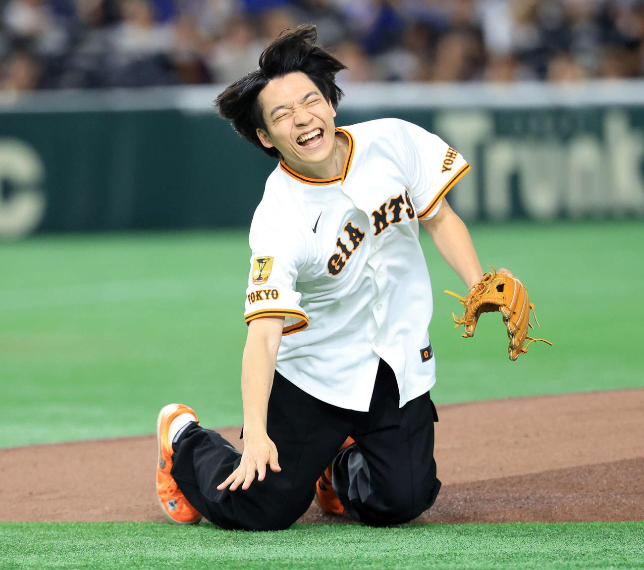 巨人対DeNA　ファーストピッチを務めた伊沢拓司は、ボールが抜けて悔しがる（撮影・浅見桂子）