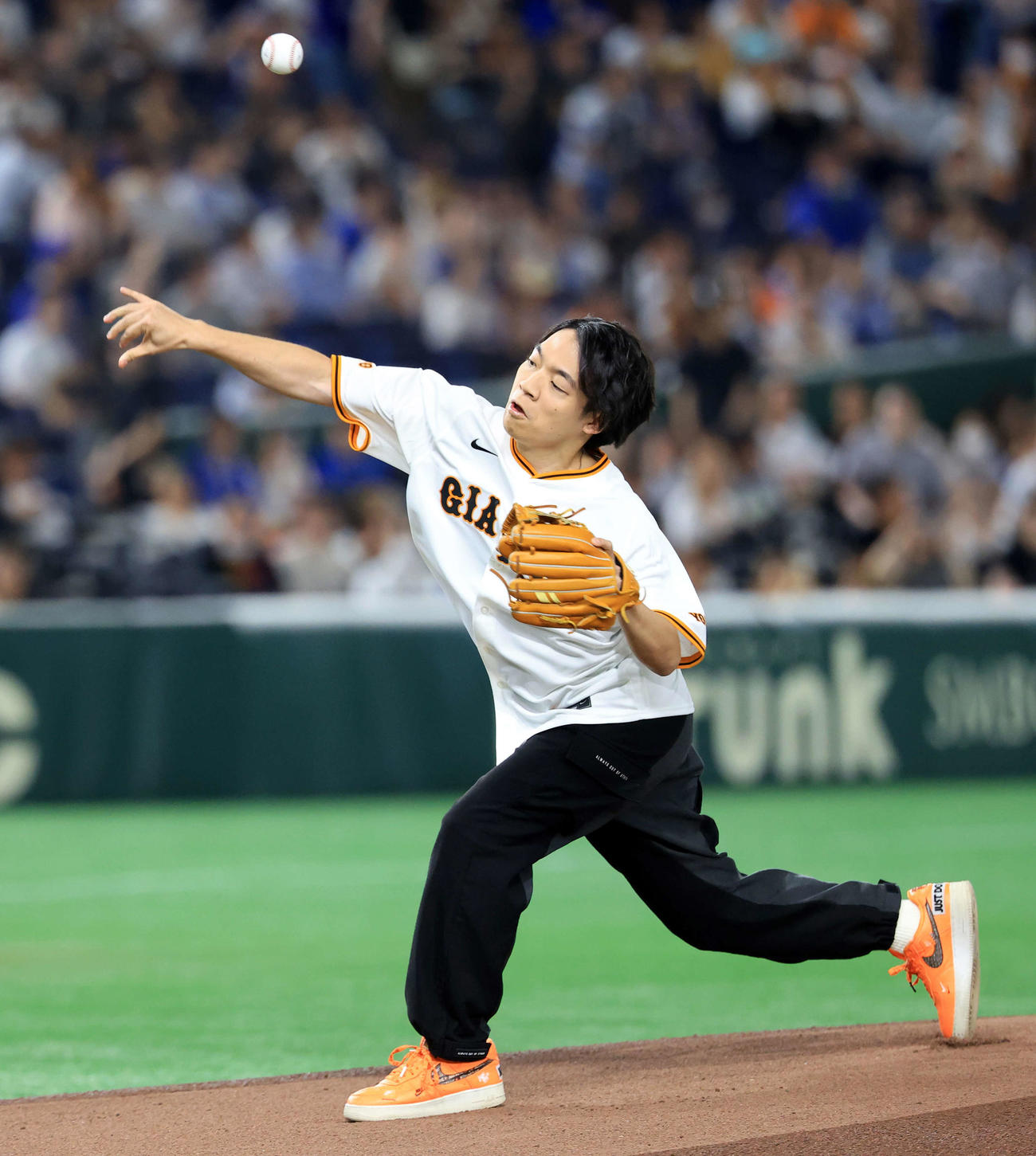 巨人対DeNA　ファーストピッチを務めた伊沢拓司（撮影・浅見桂子）