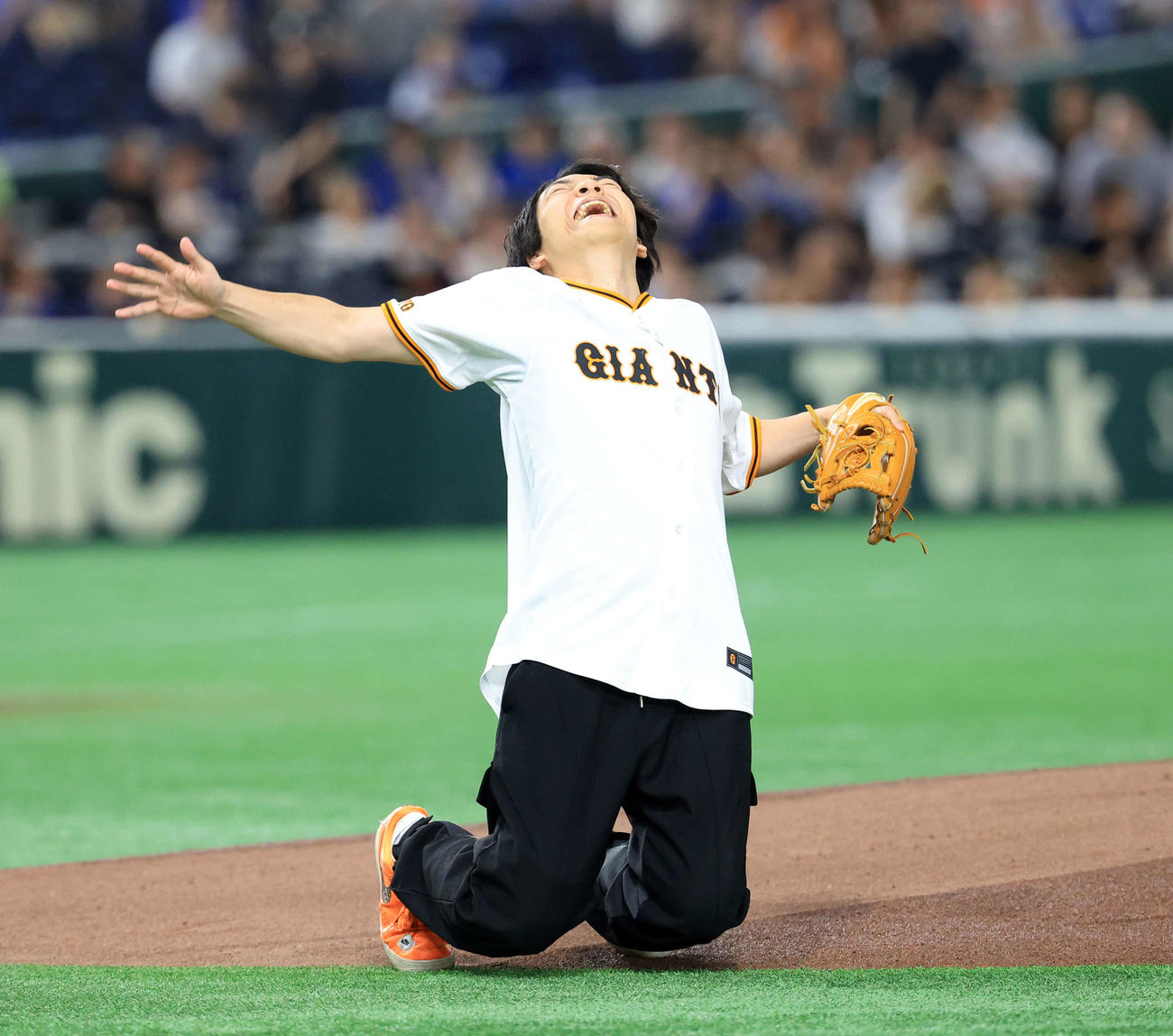 巨人対DeNA　ファーストピッチを務めた伊沢拓司は、ボールが抜けて悔しがる（撮影・浅見桂子）