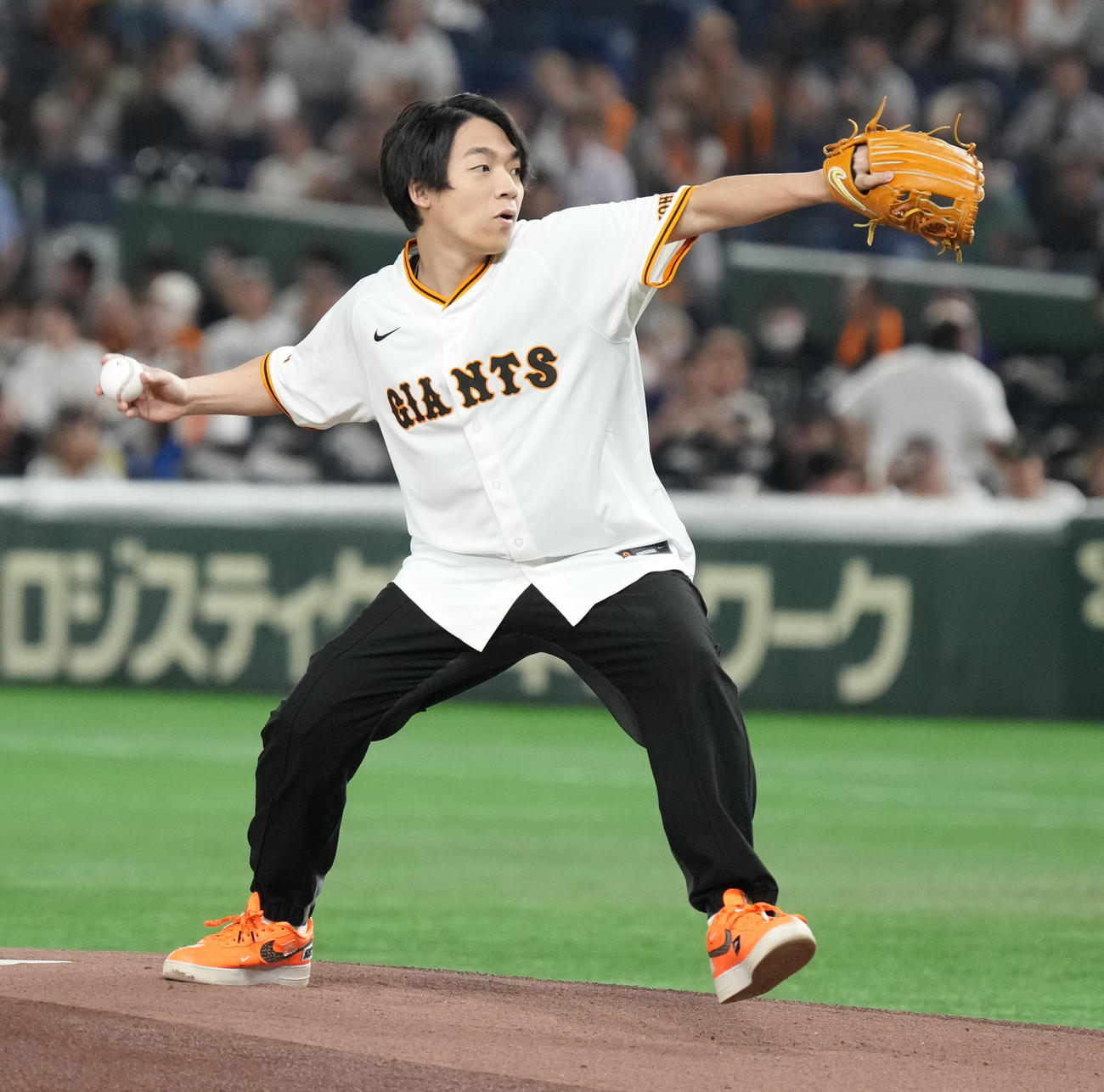 巨人対DeNA　始球式に臨む伊沢拓司（撮影・小沢裕）