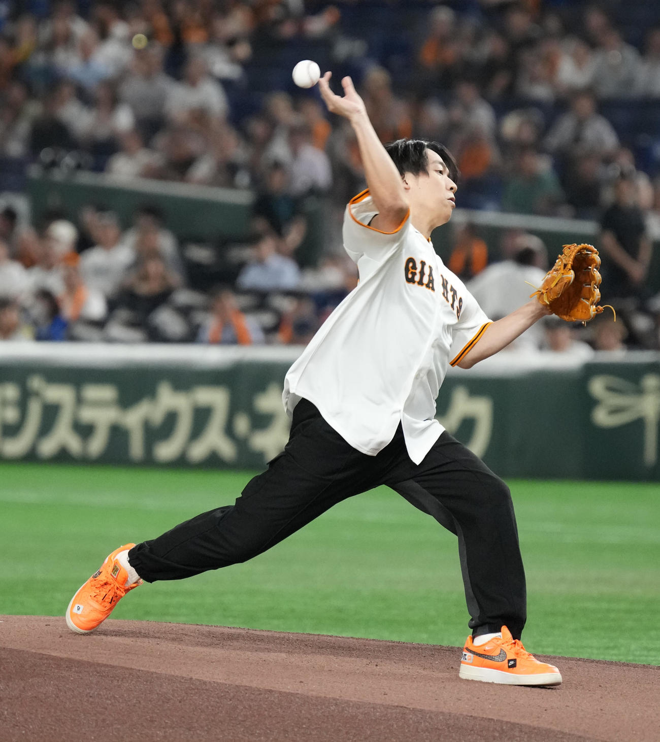巨人対DeNA　始球式に臨む伊沢拓司（撮影・小沢裕）