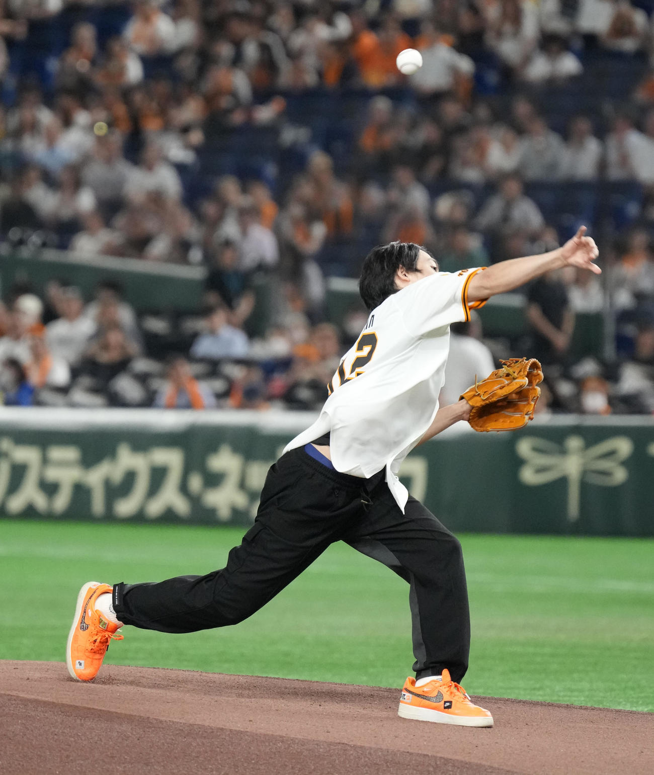 巨人対DeNA　始球式に臨む伊沢拓司（撮影・小沢裕）
