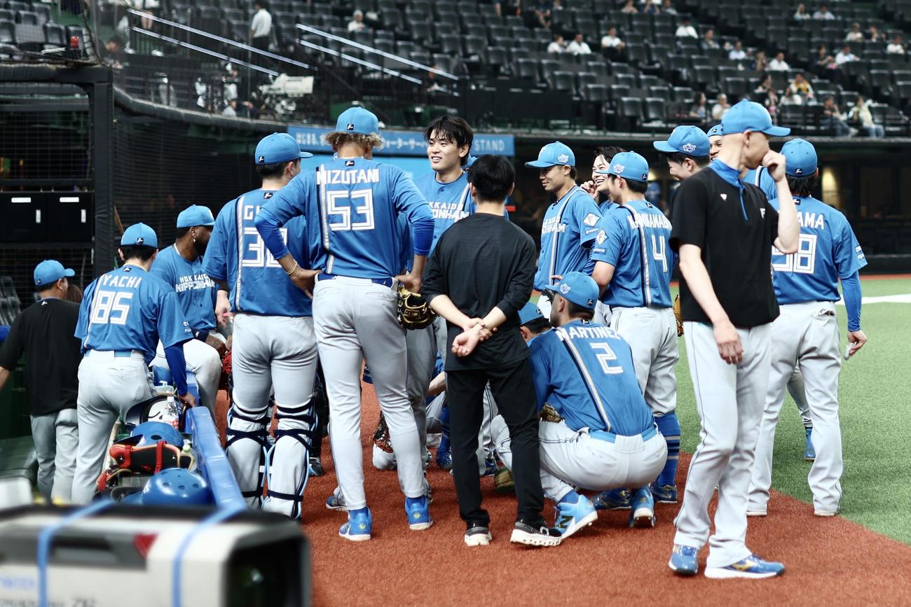 西武対日本ハム　試合前円陣を組む日本ハムナイン（撮影・河田真司）