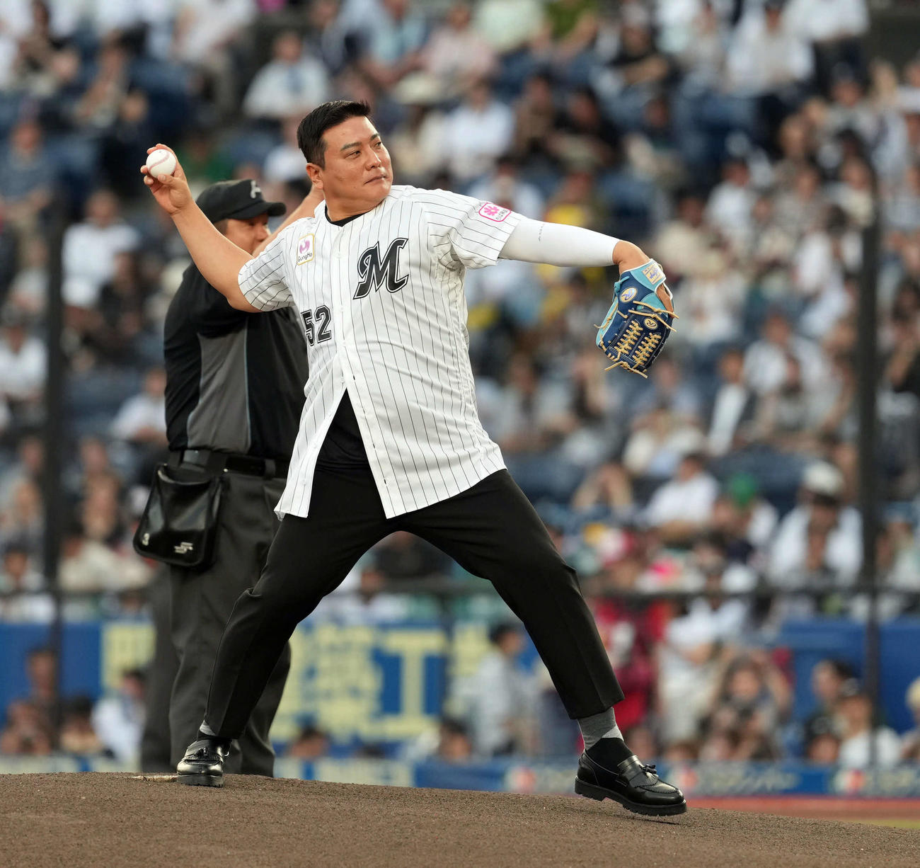 始球式を務めた金泰均氏（撮影・たえ見朱実）