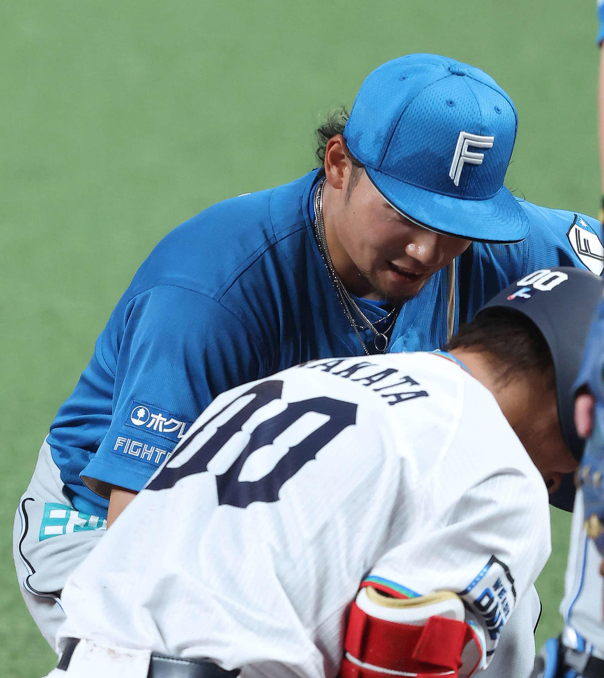 西武対日本ハム　2回裏西武1死一、三塁、仲田に死球を与え、打席に向かう伊藤（撮影・河田真司）
