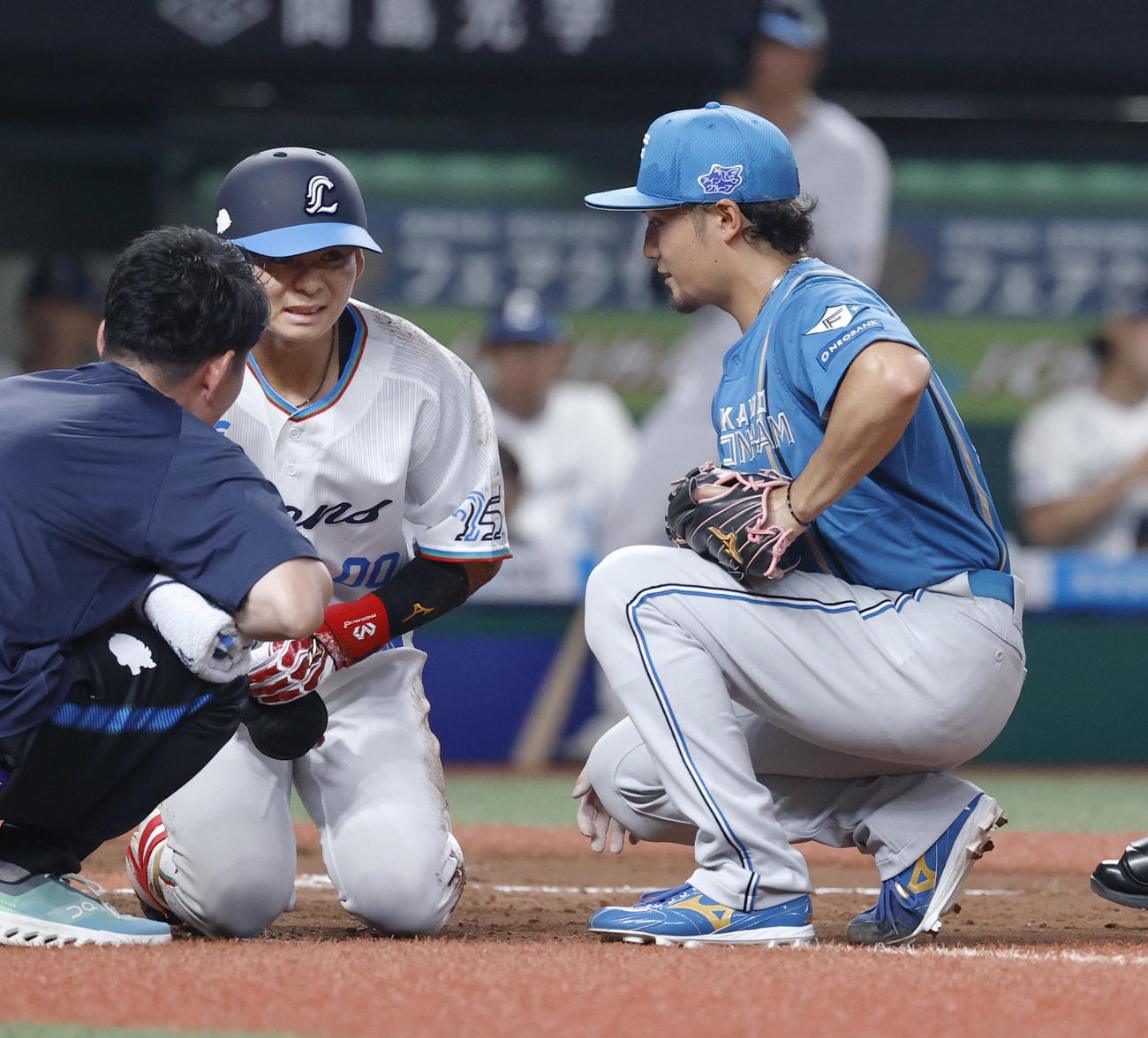 西武仲田に死球を与え、駆け寄る日本ハム伊藤（共同）