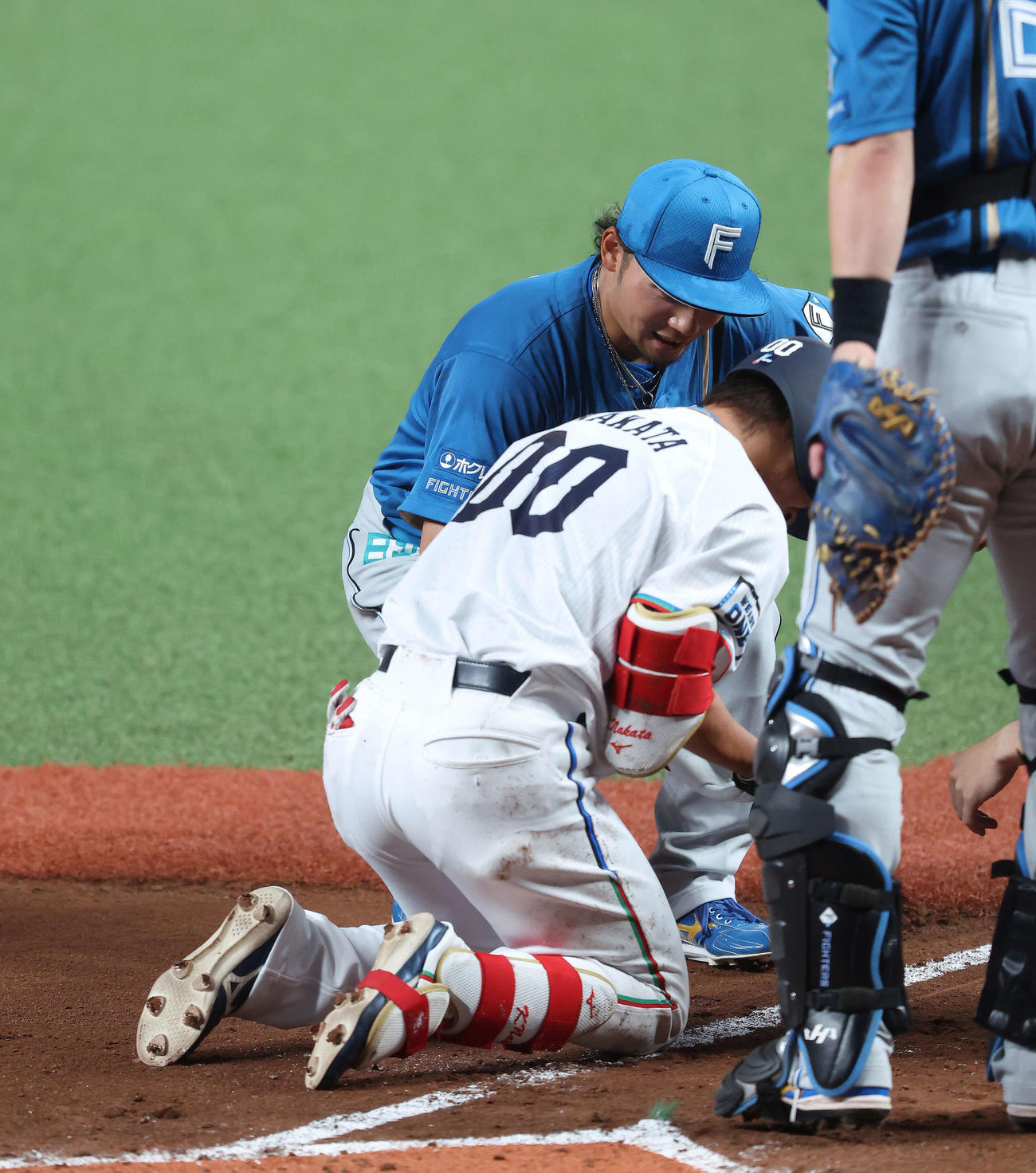 西武対日本ハム　2回裏西武1死一、三塁、仲田に死球を与え、打席に向かう伊藤（撮影・河田真司）