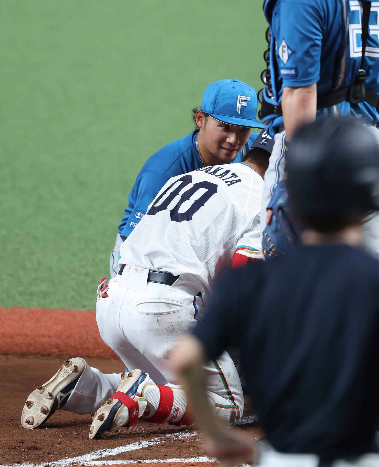 西武対日本ハム　2回裏西武1死一、三塁、仲田に死球を与え、打席に向かう伊藤（撮影・河田真司）