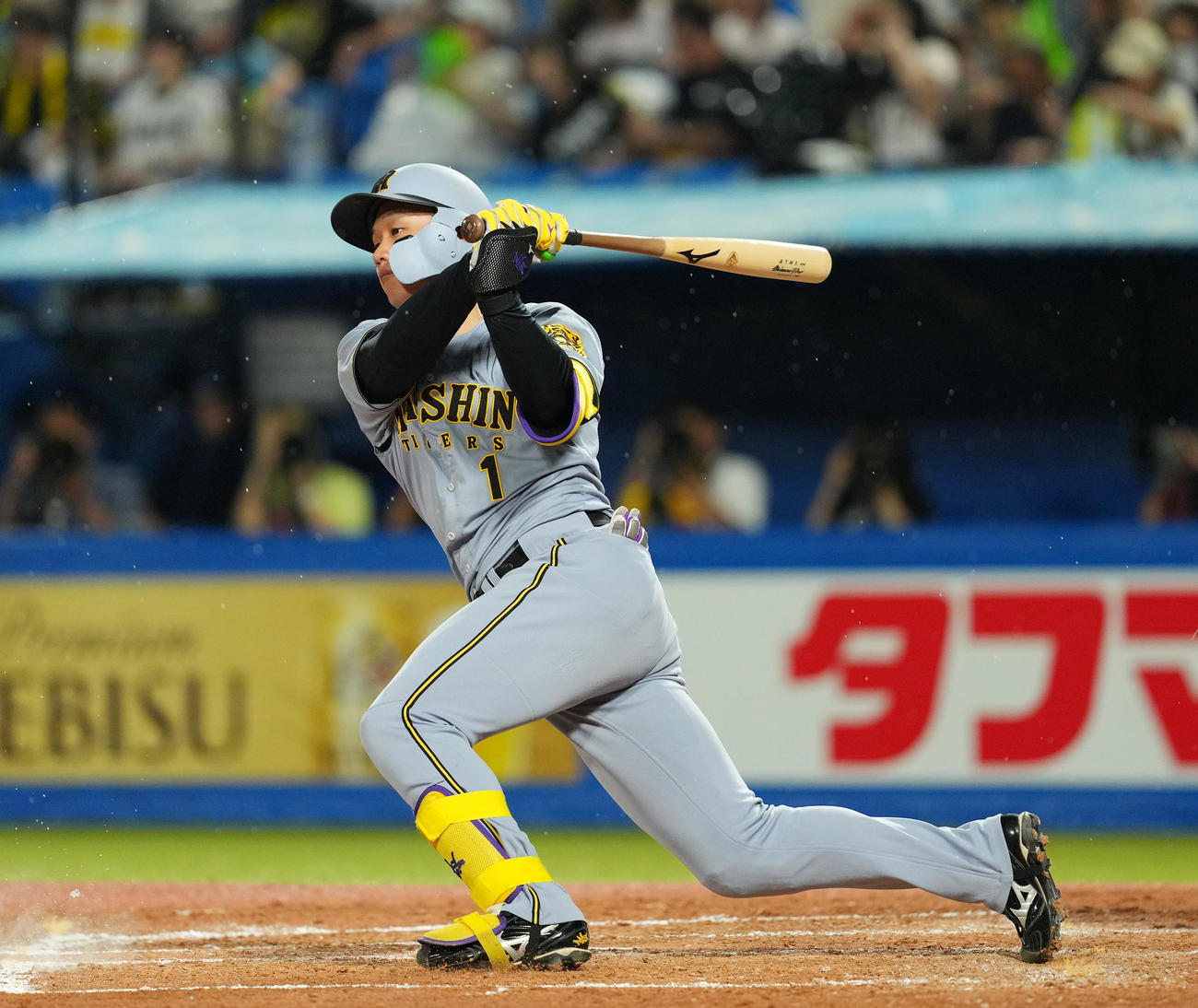ヤクルト対阪神　4回表阪神無死一塁、先制の三塁適時内野安打を放つ森下（撮影・菅敏）