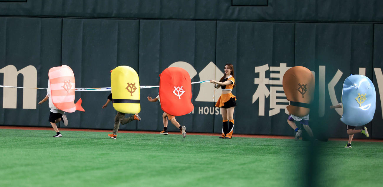 巨人対DeNA　すしレースで激走する子どもたち（撮影・浅見桂子）