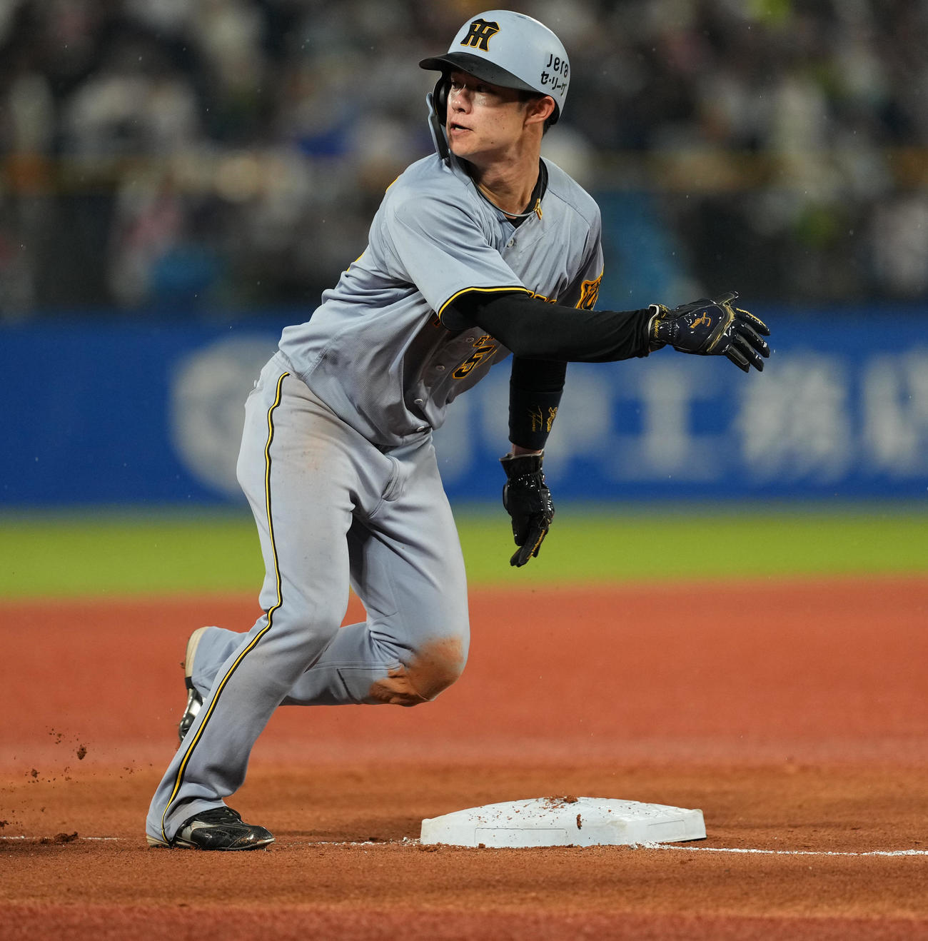 ヤクルト対阪神　4回表阪神無死一塁、森下の先制の三塁適時内野安打で一塁から三塁に向かう中野は、オスナの三塁への悪送球の間に生還する（撮影・菅敏）