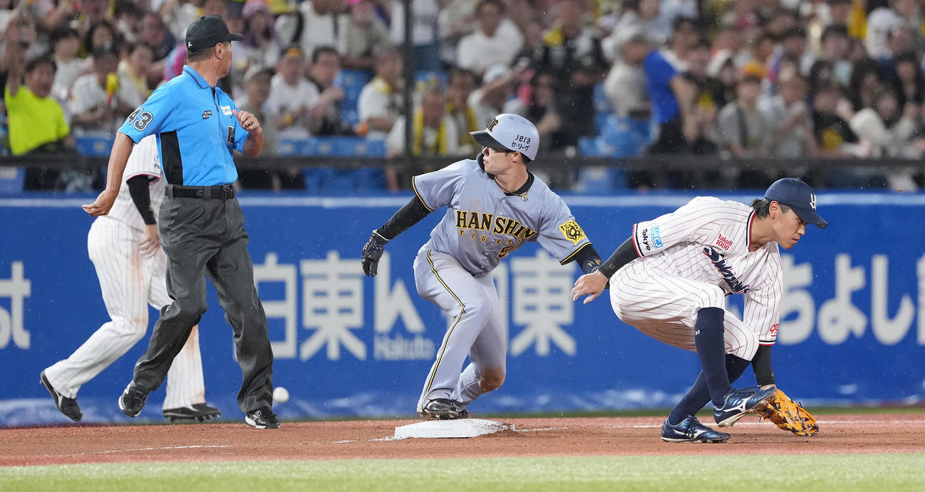 ヤクルト対阪神　4回表阪神無死一塁、オスナの悪送球を捕れず、一塁走者中野の生還を許す三塁手武岡（撮影・鈴木みどり）