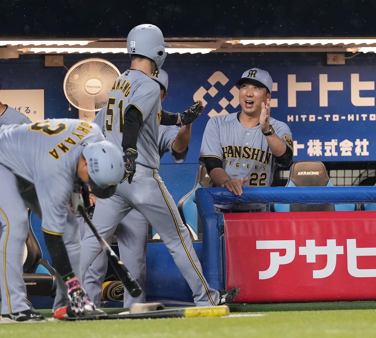 ヤクルト対阪神　4回表阪神無死一塁、生還した一塁走者中野（中央）を迎える藤川監督（右）（撮影・鈴木みどり）