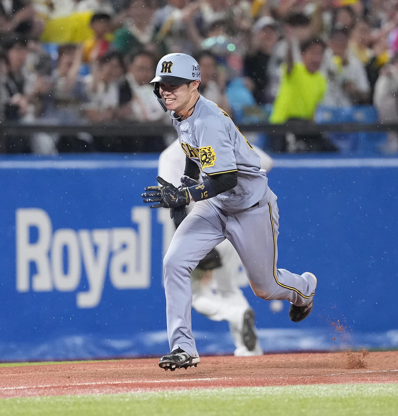 ヤクルト対阪神　4回表阪神無死一塁、オスナの悪送球で本塁へダッシュする一塁走者中野（撮影・鈴木みどり）