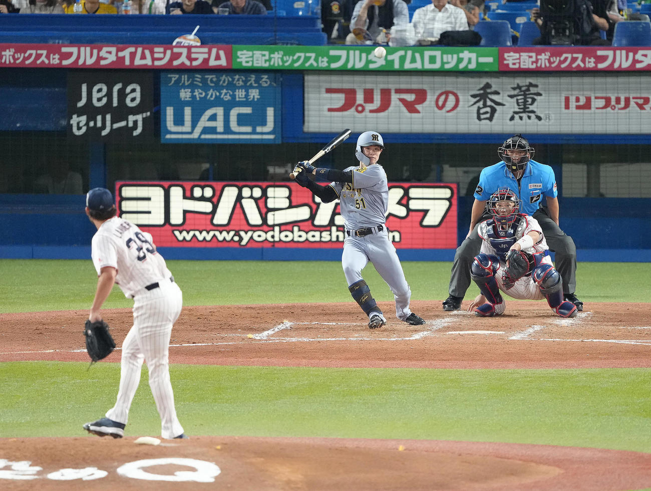 ヤクルト対阪神　4回表阪神無死、中野は中前打を放つ。投手ランバート（撮影・足立雅史）