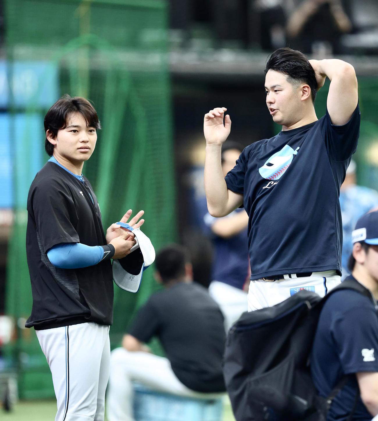西武対日本ハム　試合前、言葉を交わす日本ハム田宮（左）と西武渡辺（撮影・河田真司）