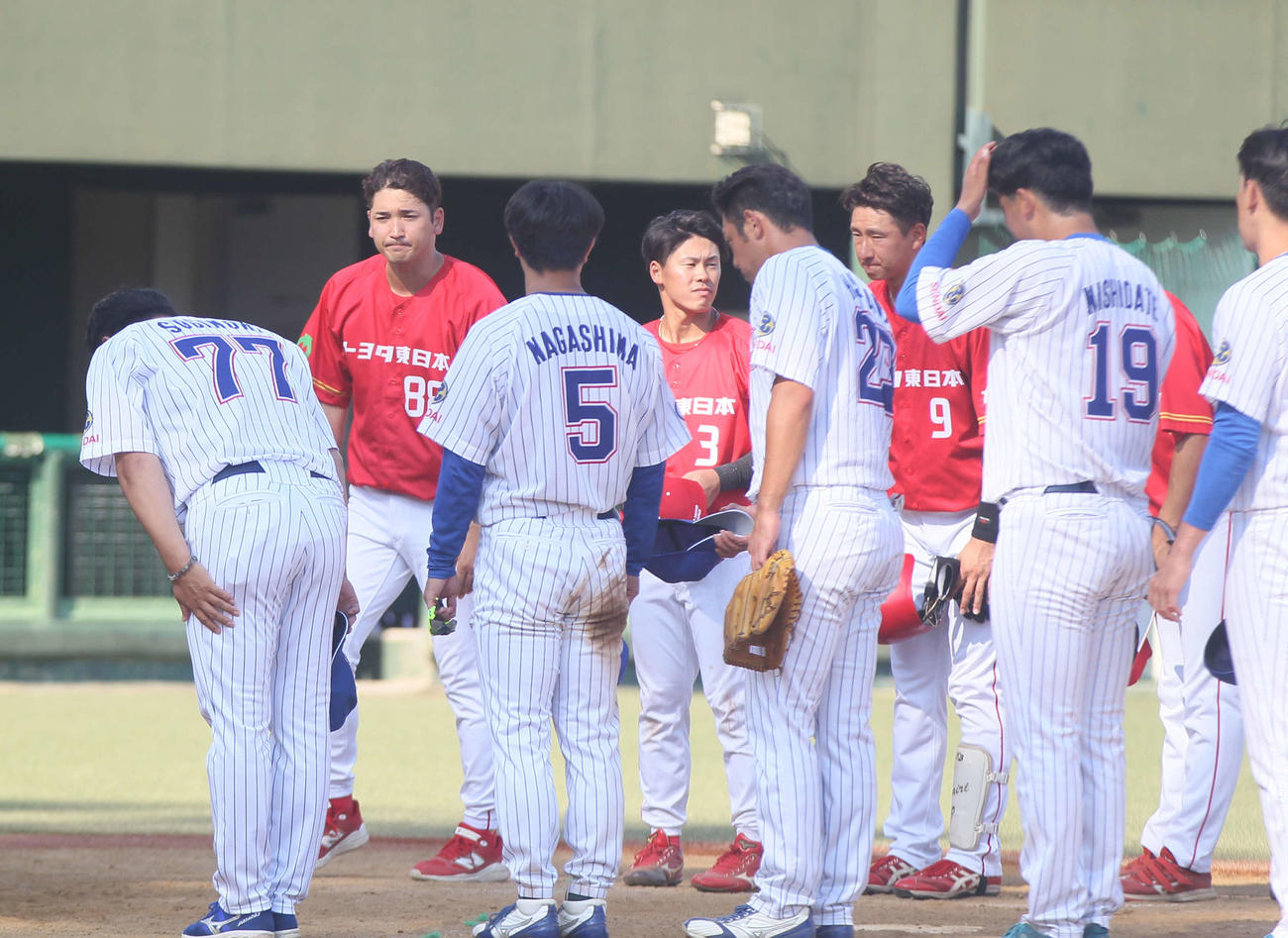 トヨタ自動車東日本対七十七銀行　試合後挨拶を交わすトヨタ自動車東日本・大谷監督（左奥）と選手ら（撮影・高橋香奈）