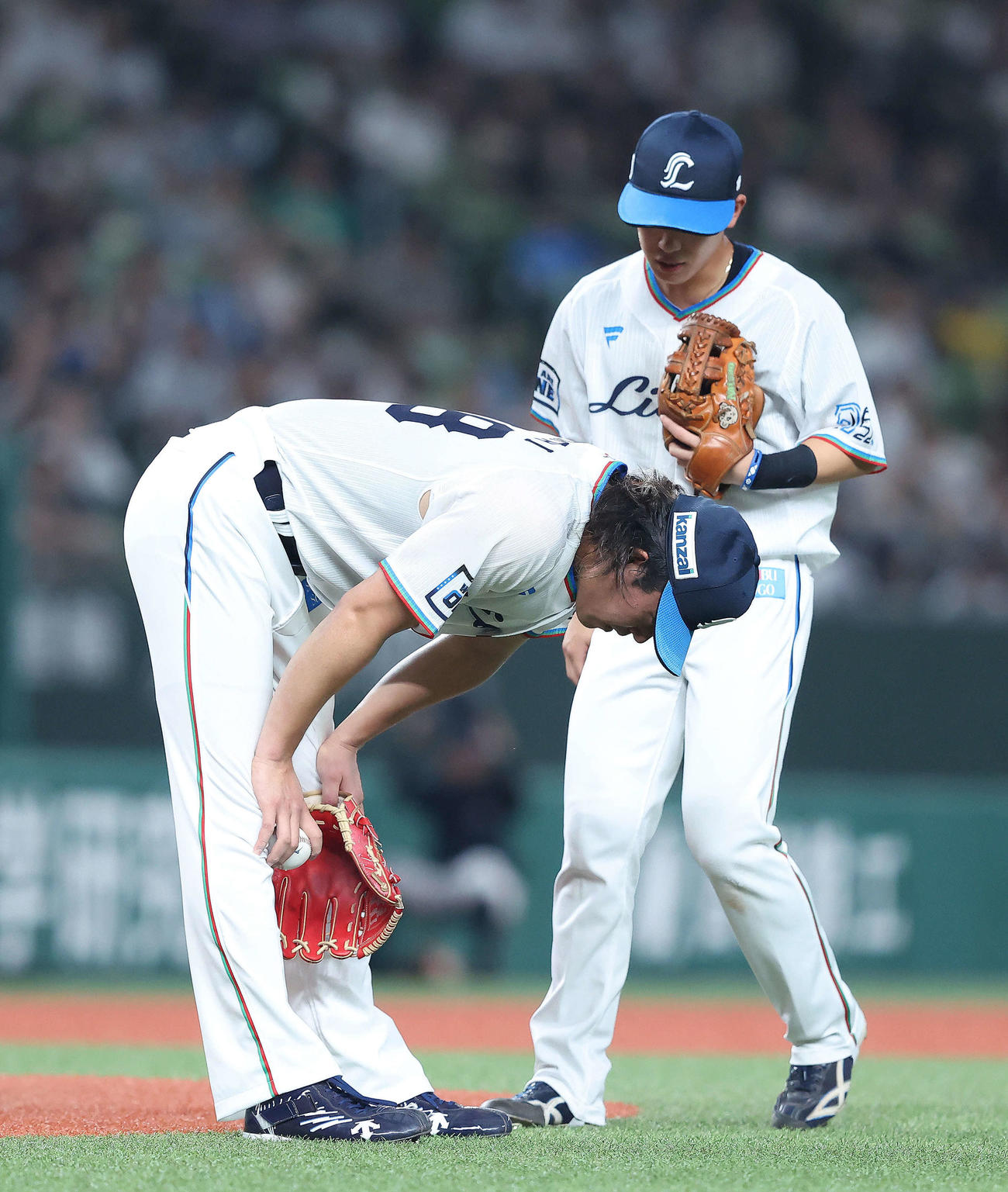 西武対日本ハム　4回表日本ハム2死一、二塁、打者万波の時、マウンドから降り膝に手を当てる今井（撮影・河田真司）
