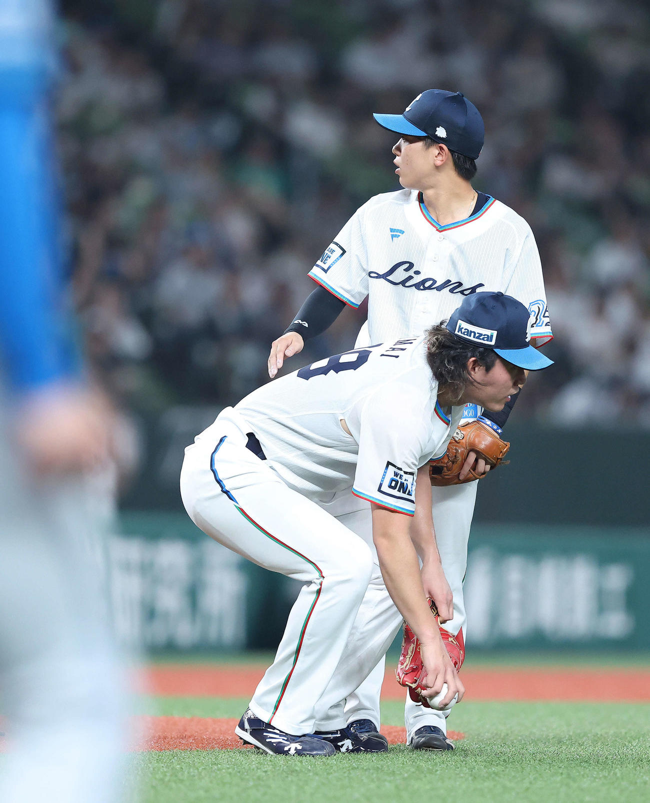 西武対日本ハム　4回表日本ハム2死一、二塁、打者万波の時、マウンドから降りしゃがみ込む今井（撮影・河田真司）