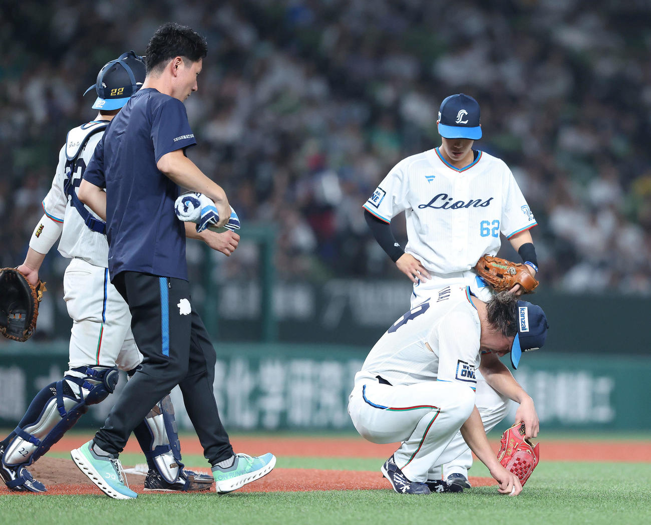 西武対日本ハム　4回表日本ハム2死一、二塁、打者万波の時、マウンドから降りしゃがみ込む今井（右）（撮影・河田真司）