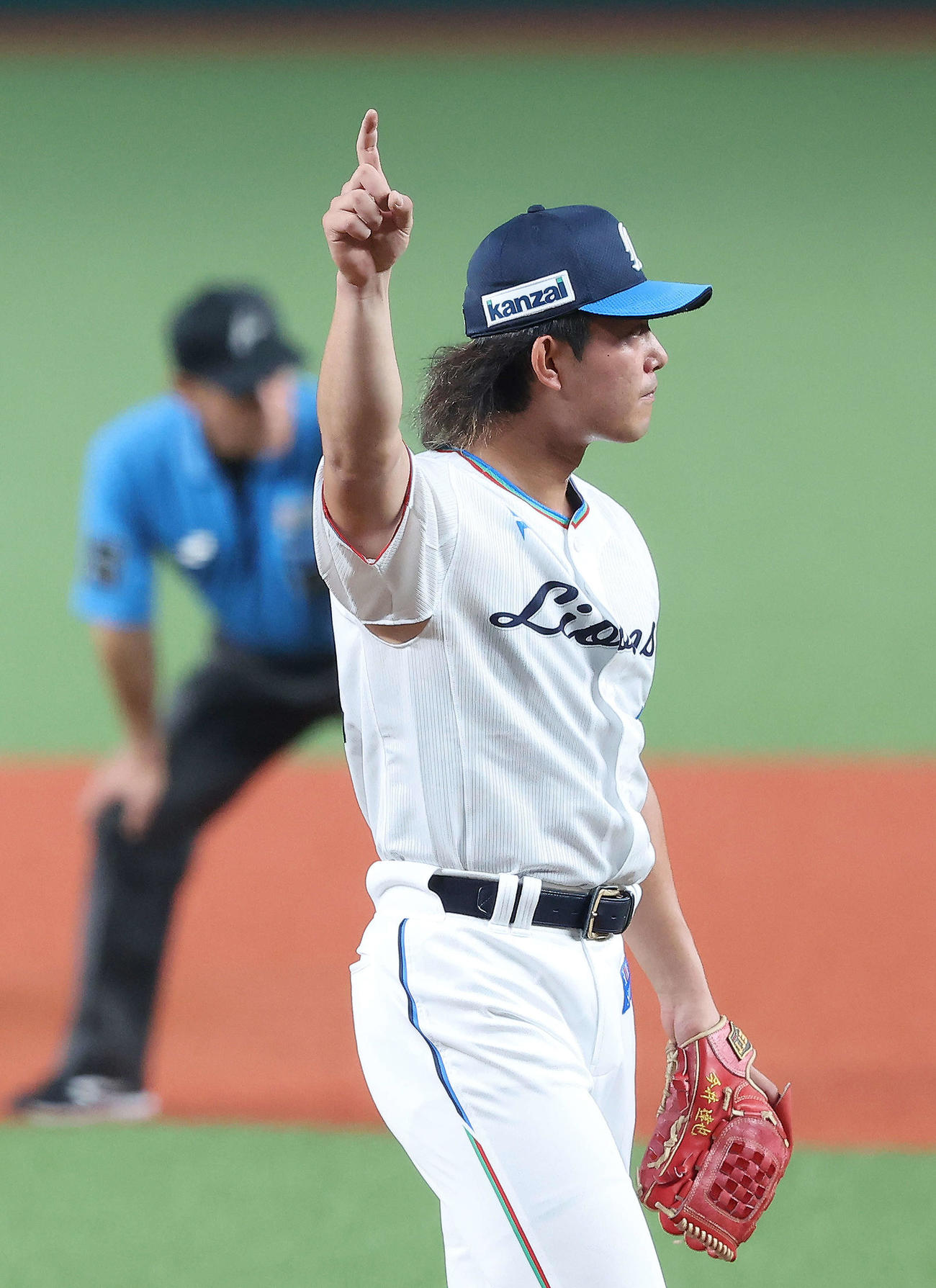 西武対日本ハ　2回表日本ハム1死一塁、一走上川畑をけん制で仕留め、人差し指を立てる今井（撮影・河田真司）