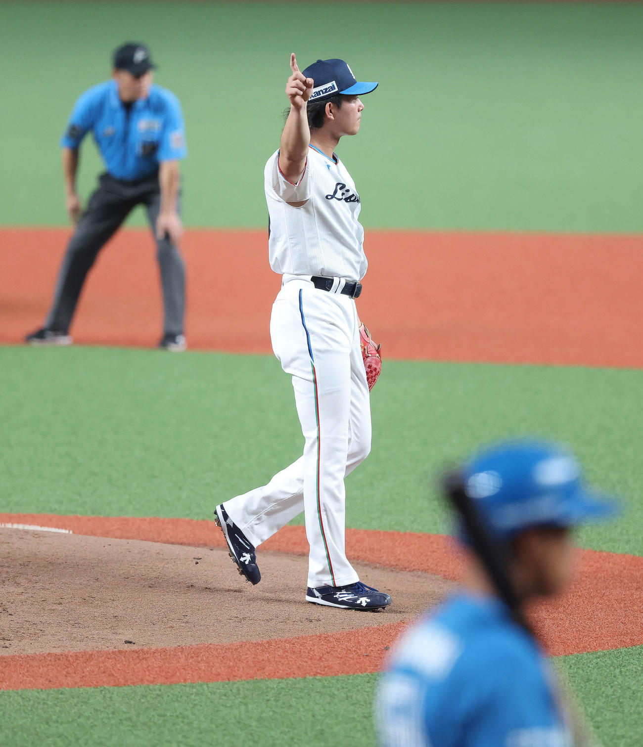 西武対日本ハ　2回表日本ハム1死一塁、一走上川畑をけん制で仕留め、人差し指を立てる今井（撮影・河田真司）