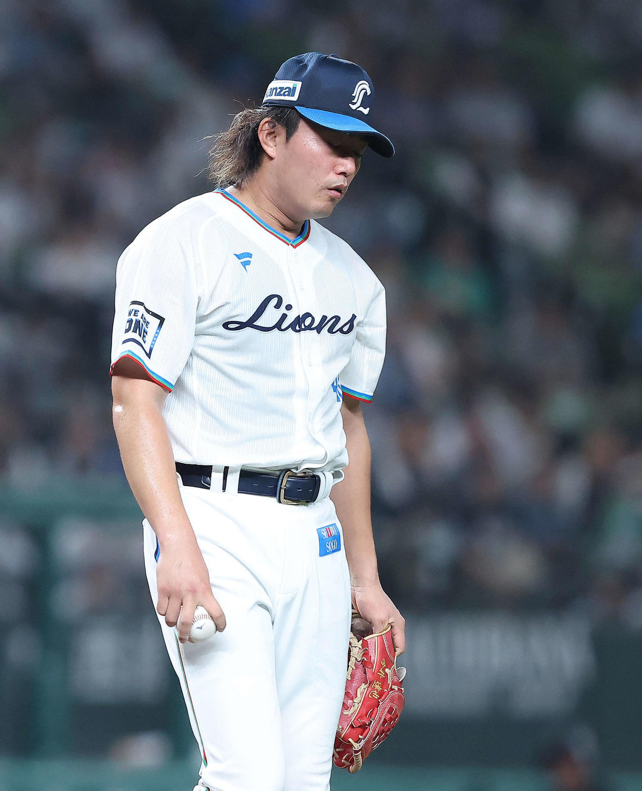 西武対日本ハム　4回表日本ハム2死一、二塁、打者万波の時、マウンドを降りる今井（撮影・河田真司）