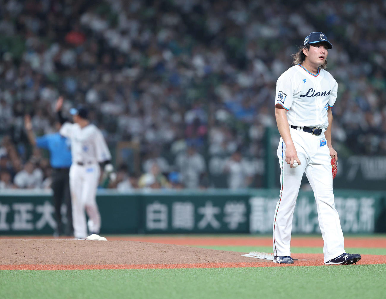 西武対日本ハム　4回表日本ハム2死一、二塁、打者万波の時、マウンドを降りる今井（撮影・河田真司）
