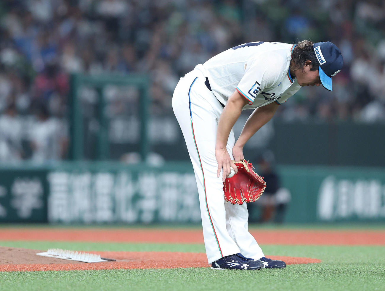 西武対日本ハム　4回表日本ハム2死一、二塁、打者万波の時、マウンドから降り膝に手を当てる今井（撮影・河田真司）