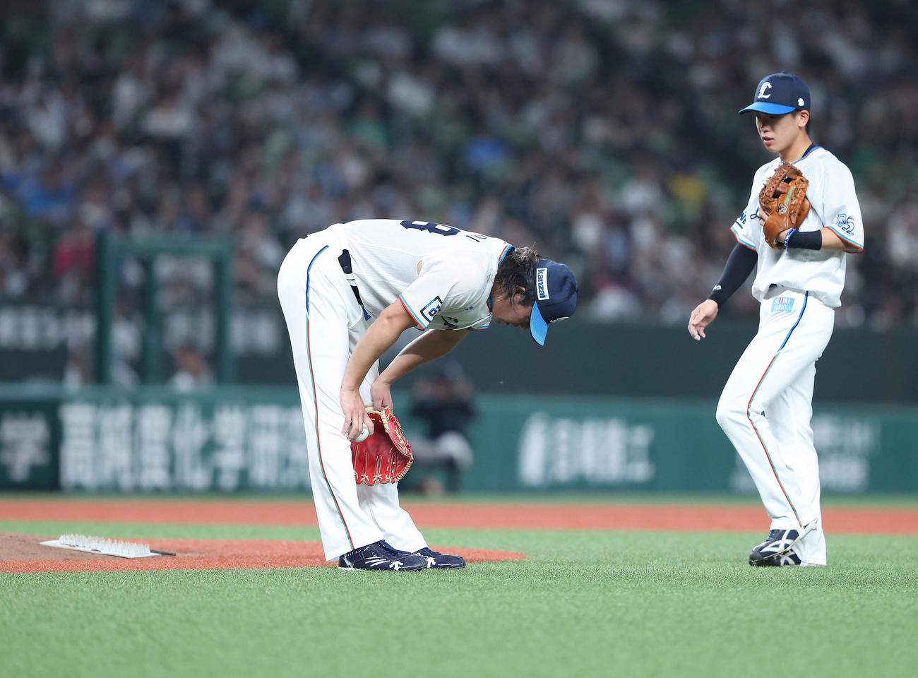 西武対日本ハム　4回表日本ハム2死一、二塁、打者万波の時、マウンドから降り膝に手を当てる今井（撮影・河田真司）