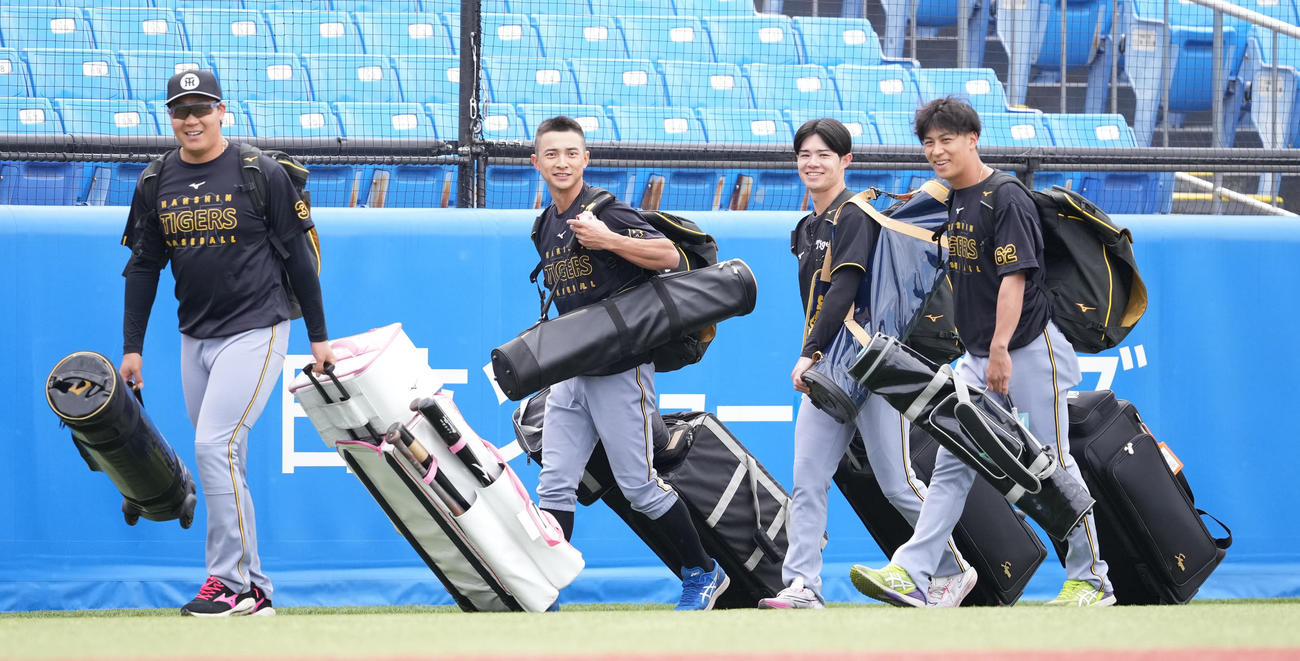 ヤクルト対阪神　球場入りする阪神の、左から大山、熊谷、中野、植田（撮影・鈴木みどり）