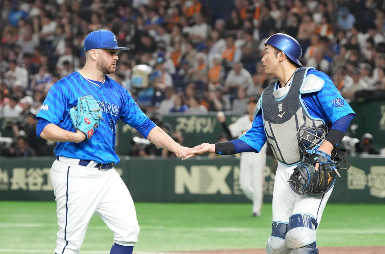 巨人対DeNA 4回の投球を終え山本（右）とタッチするDeNA先発のケイ（撮影・小沢裕）