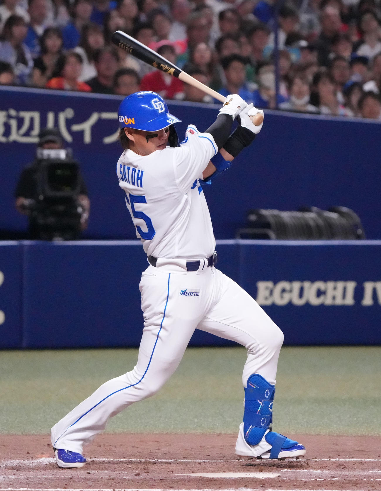 中日対広島　3回裏中日2死一、二塁、右前適時打を放つ佐藤（撮影・森本幸一）