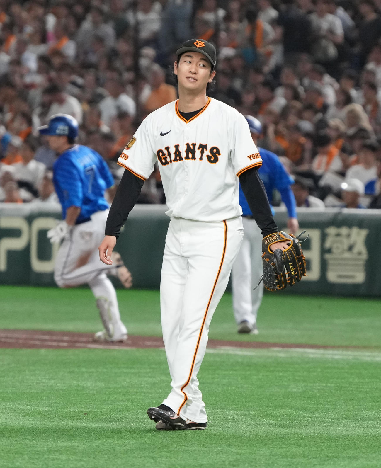 巨人対DeNA 3回表DeNA2死、巨人先発の山崎は佐野（左）を左飛に仕留める（撮影・小沢裕）