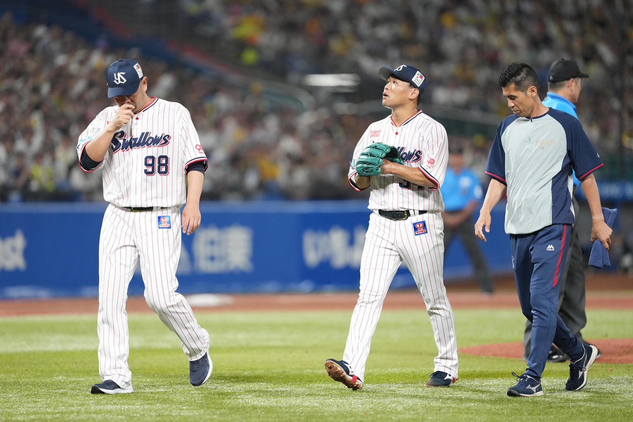 ヤクルト対阪神　7回表途中でベンチへ戻り、そのまま降板となるヤクルト田口（中央）（撮影・鈴木みどり）