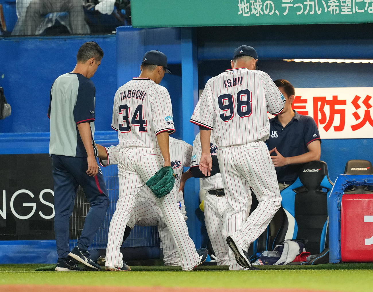 ヤクルト対阪神　7回途中、降板するヤクルト田口（左から2人目）（撮影・菅敏）