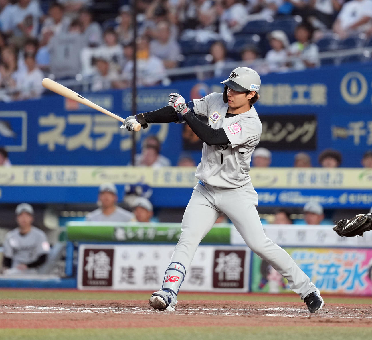 ロッテ対ソフトバンク　3回裏ロッテ1死一、二塁、右前打を放った藤原（撮影・たえ見朱実）