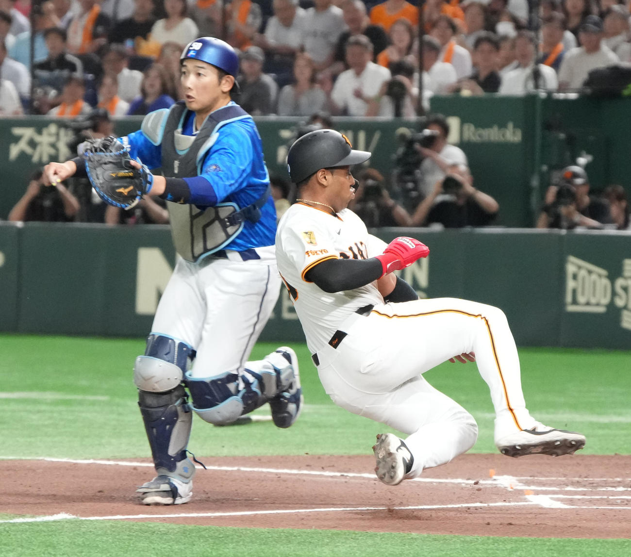 巨人対DeNA 6回裏巨人1死三塁、泉口の左犠飛で三塁走者オコエが先制の生還を果たす。左はDeNA山本（撮影・小沢裕）
