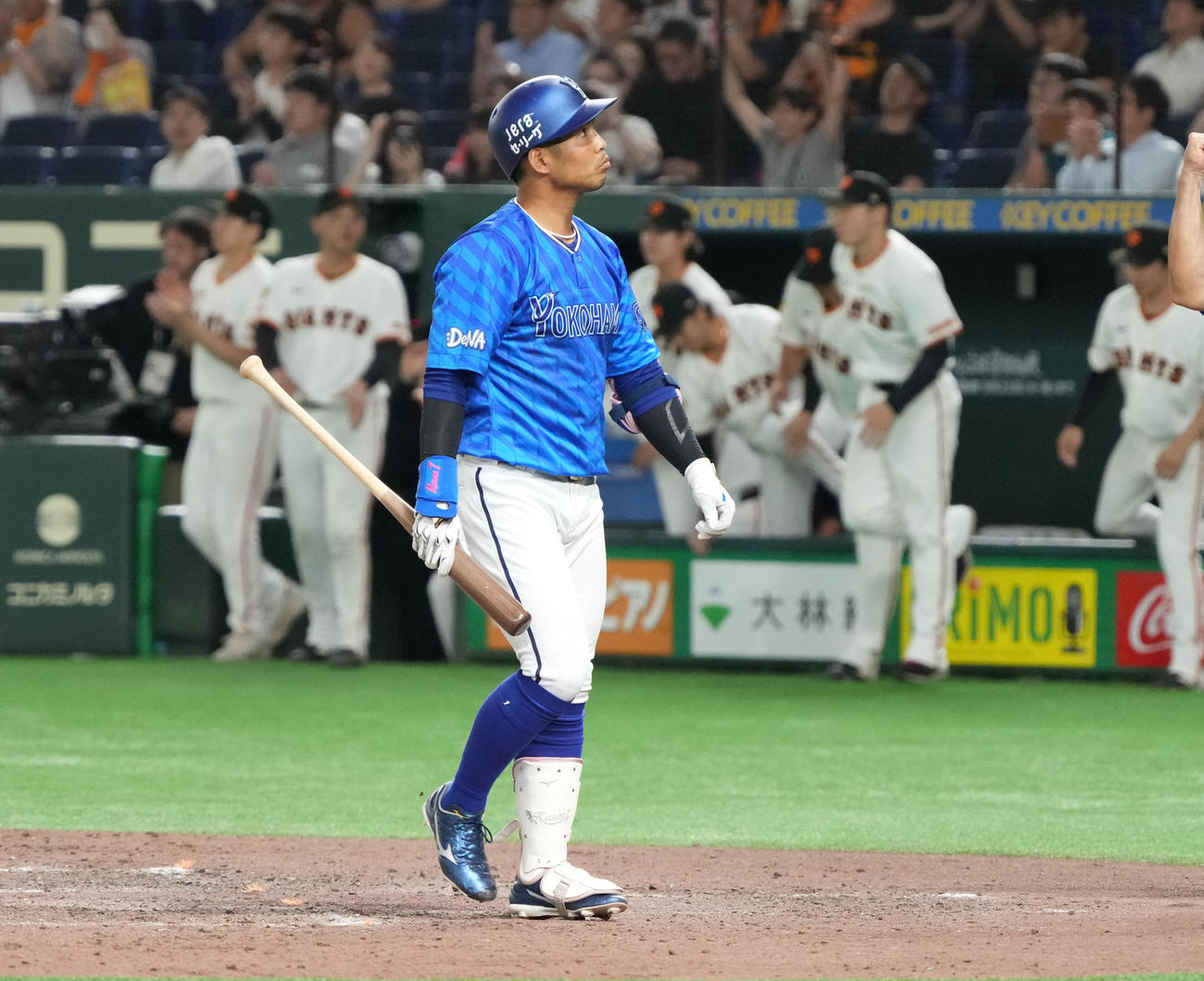 巨人対DeNA 9回表DeNA2死一、二塁、代打桑原は空振り三振に倒れる（撮影・小沢裕）