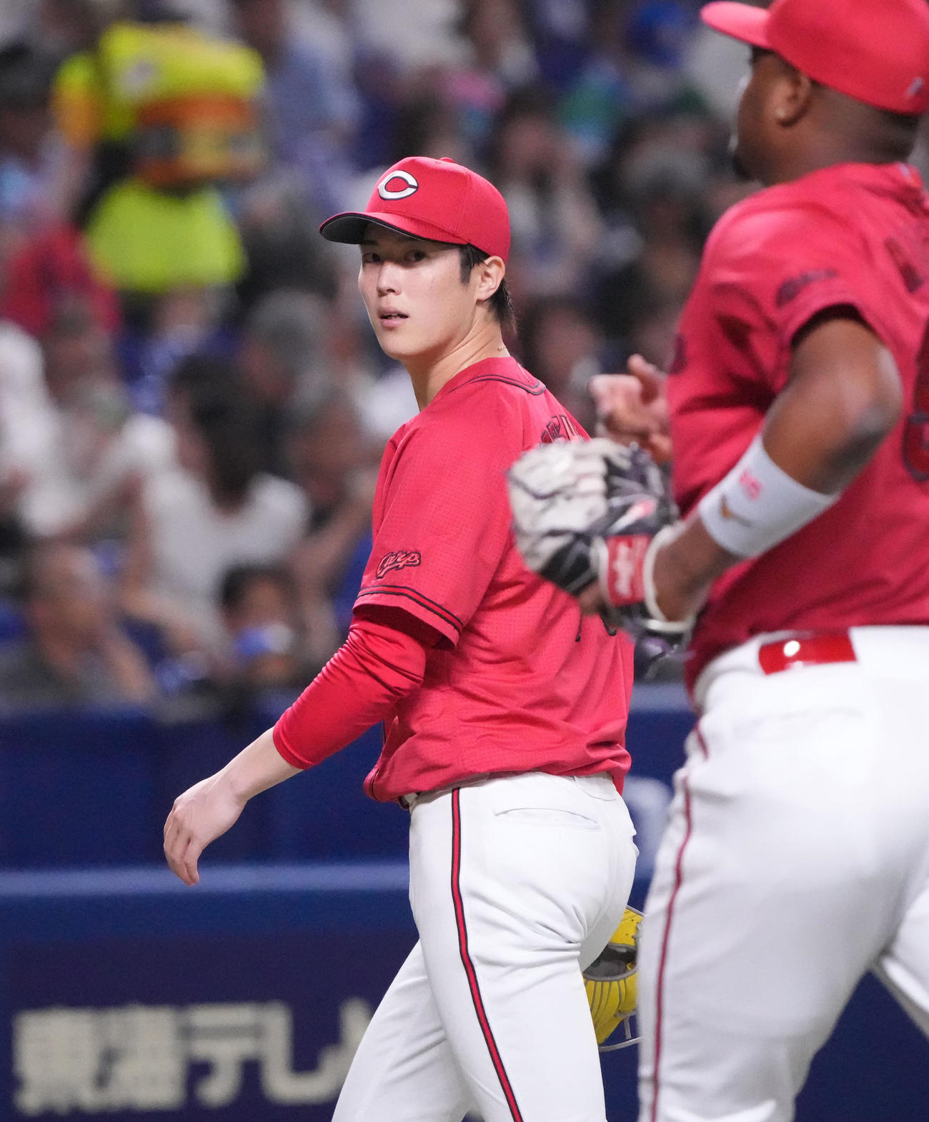 中日対広島　1回終了、広島先発の森下（左）はベンチへ戻る（撮影・森本幸一）