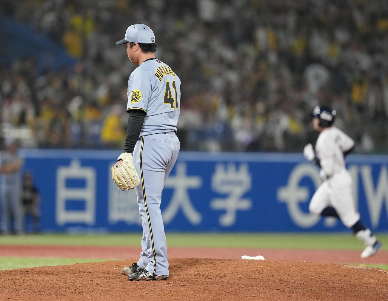 ヤクルト対阪神　7回裏ヤクルト1死、並木に左越えソロ本塁打を浴び、ぼうぜんとする村上（撮影・鈴木みどり）