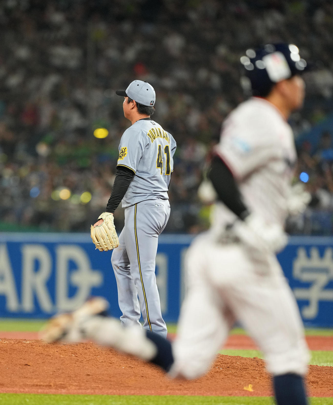 ヤクルト対阪神　7回裏ヤクルト1死、並木（手前）にソロ本塁打を打たれ、肩を落とす村上（撮影・菅敏）
