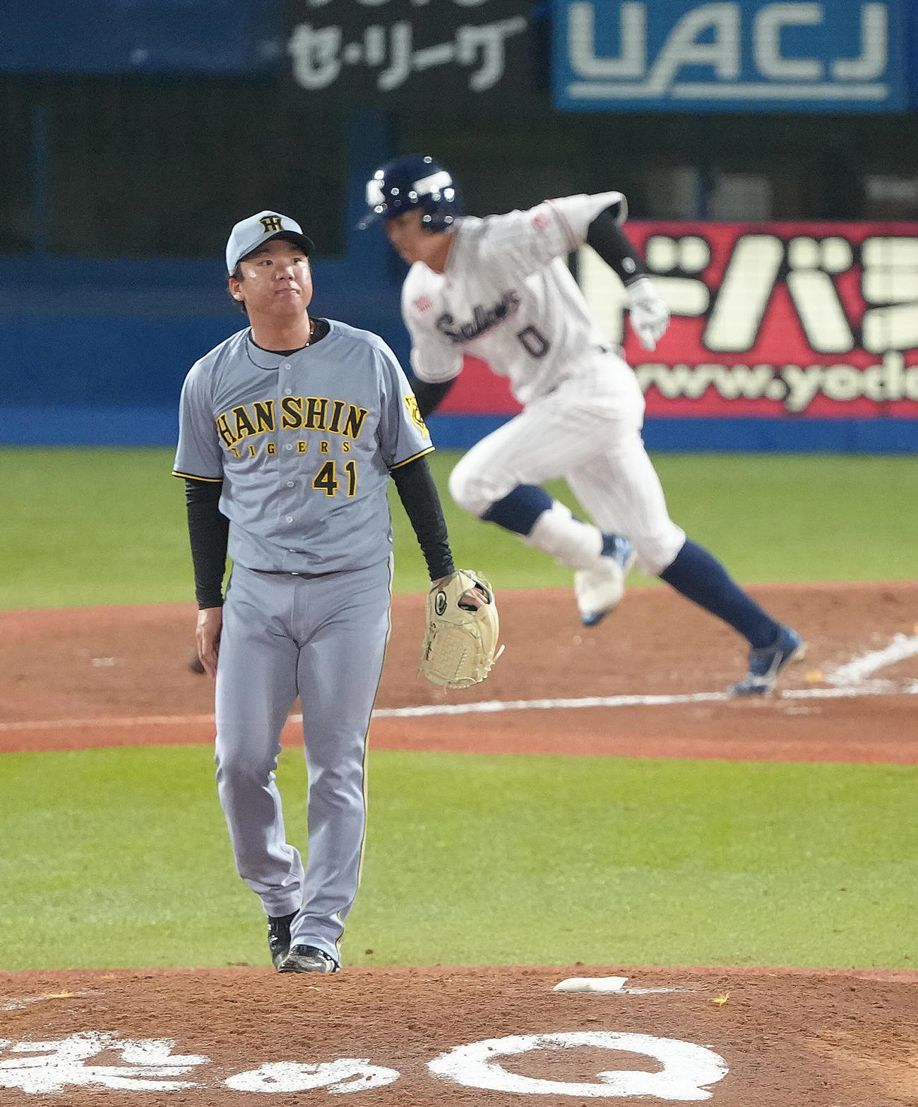 ヤクルト対阪神　7回裏ヤクルト1死、並木に左越え本塁打を浴びた村上（撮影・足立雅史）