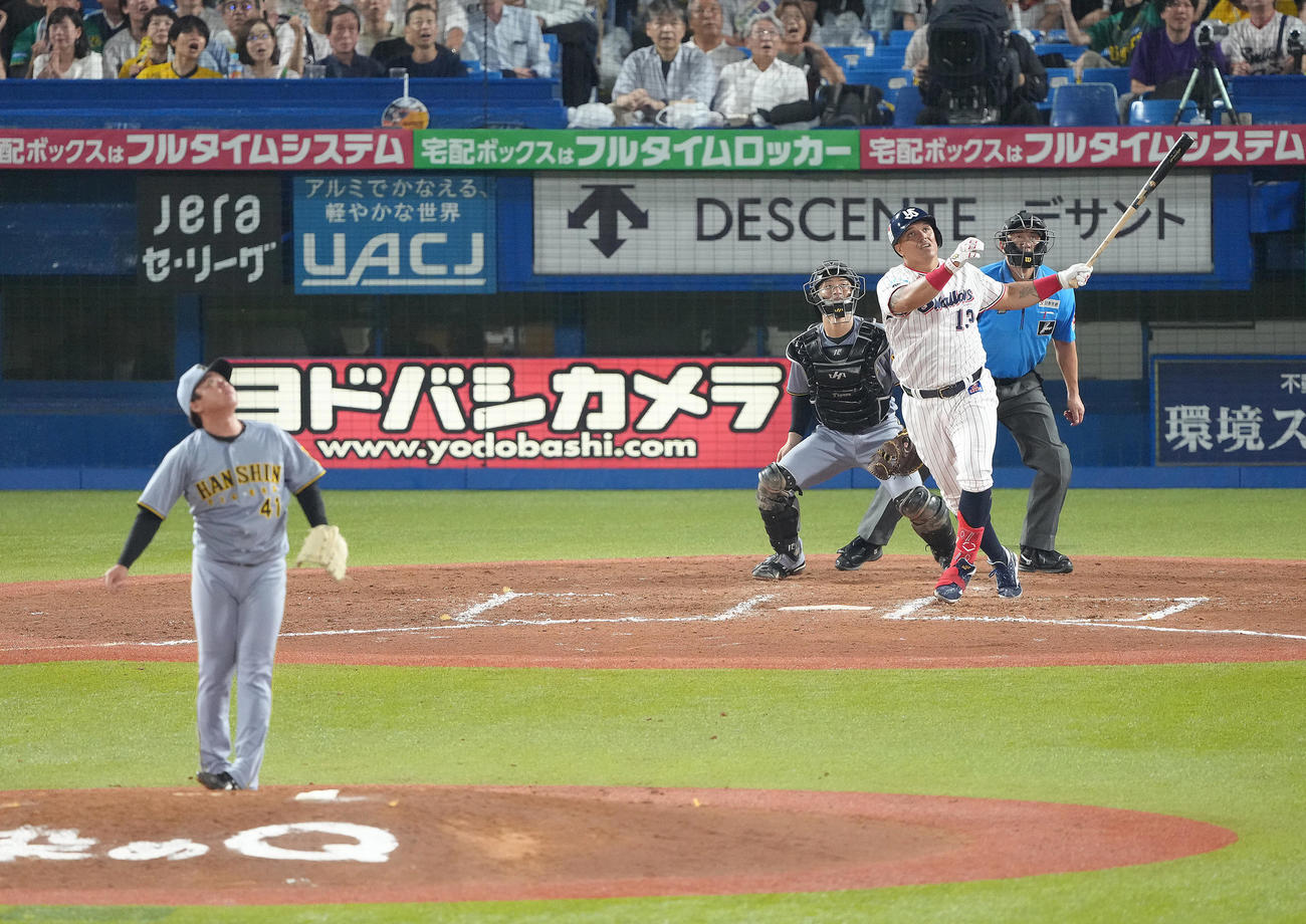 ヤクルト対阪神　7回裏ヤクルト2死一塁、オスナは左越え2点本塁打を放つ。投手村上（撮影・足立雅史）