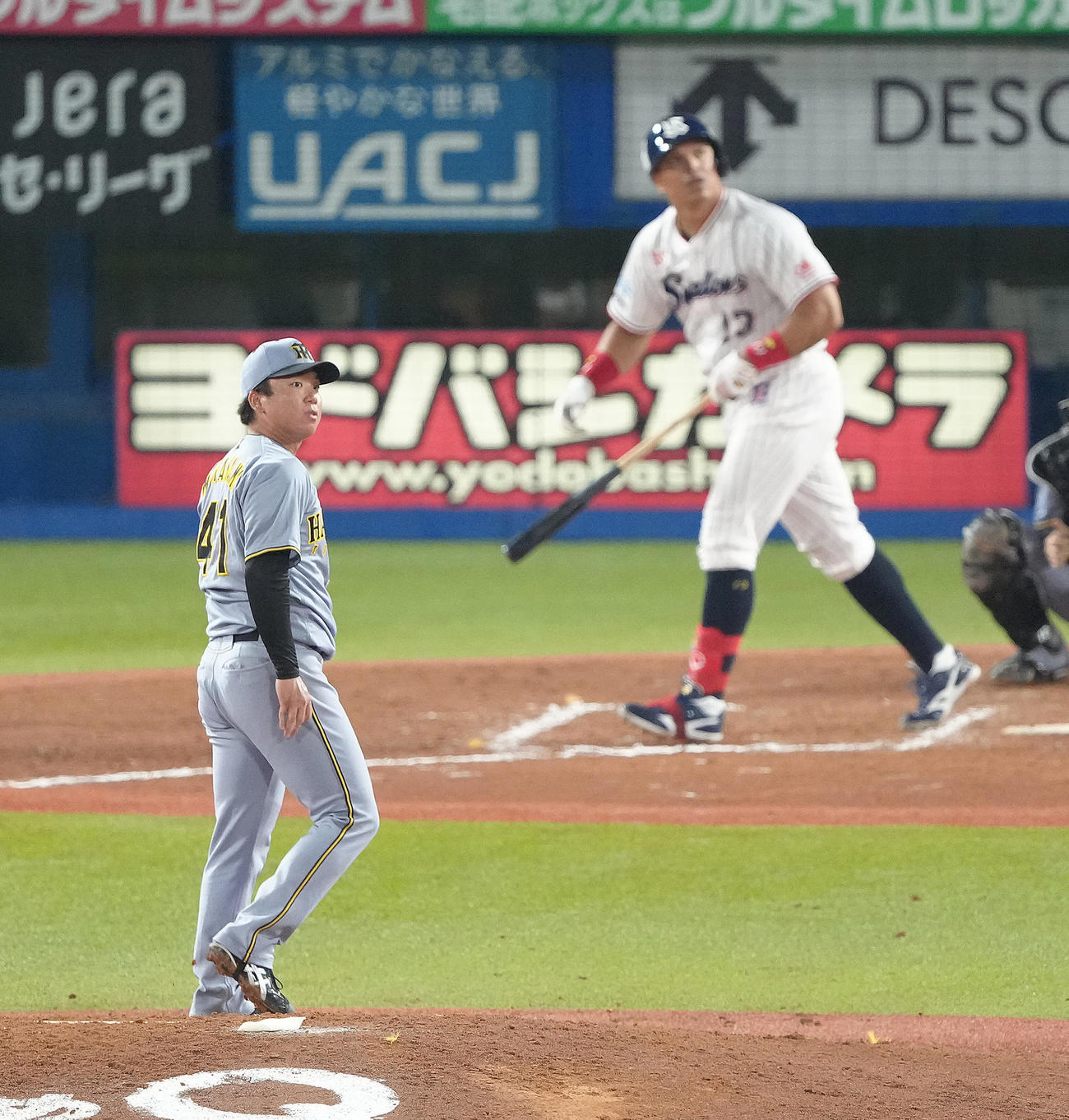 ヤクルト対阪神　7回裏ヤクルト2死一塁、オスナに左越え2点本塁打を浴びた村上（撮影・足立雅史）