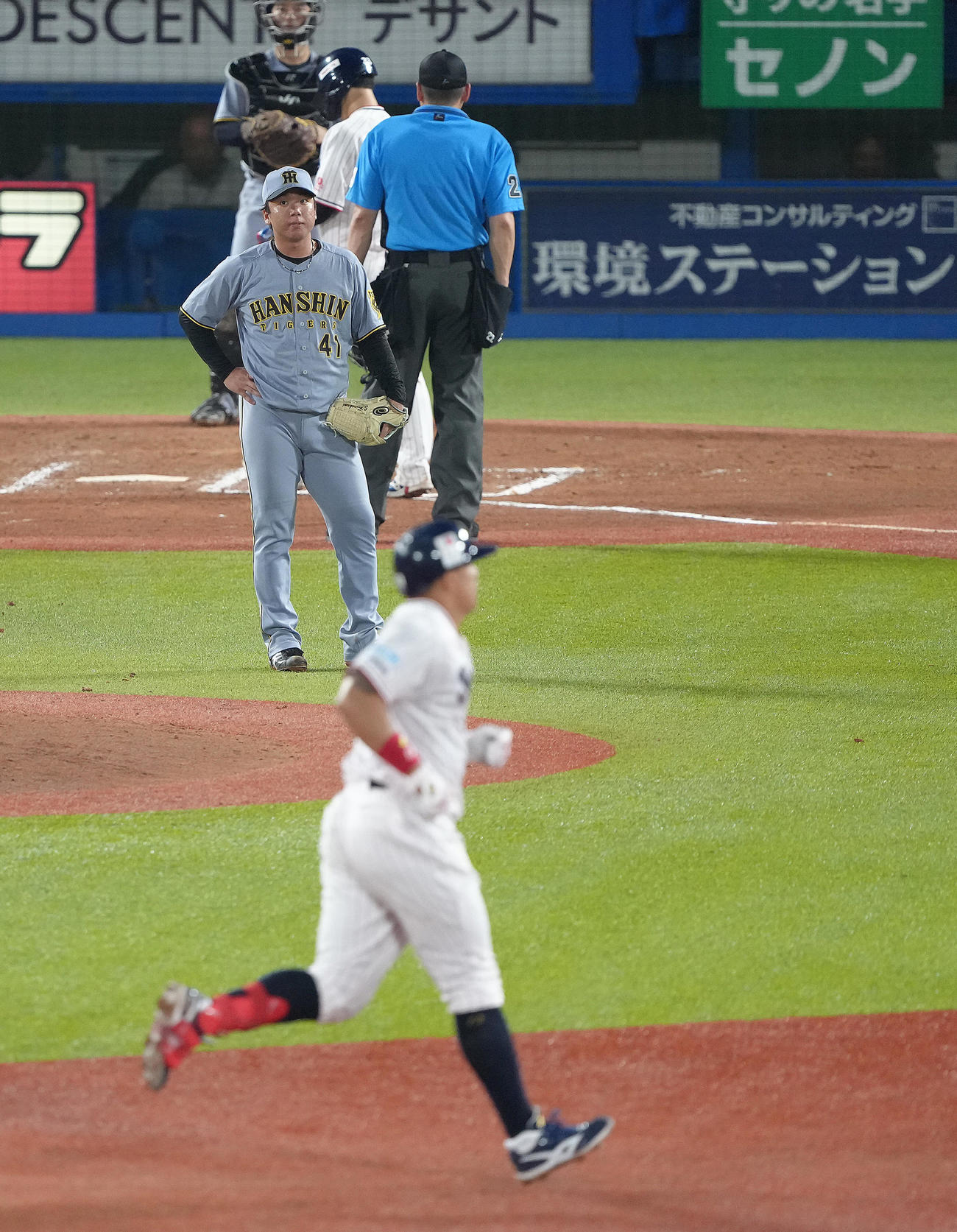 ヤクルト対阪神　7回裏ヤクルト2死一塁、オスナに左越え2点本塁打を浴びた村上（撮影・足立雅史）